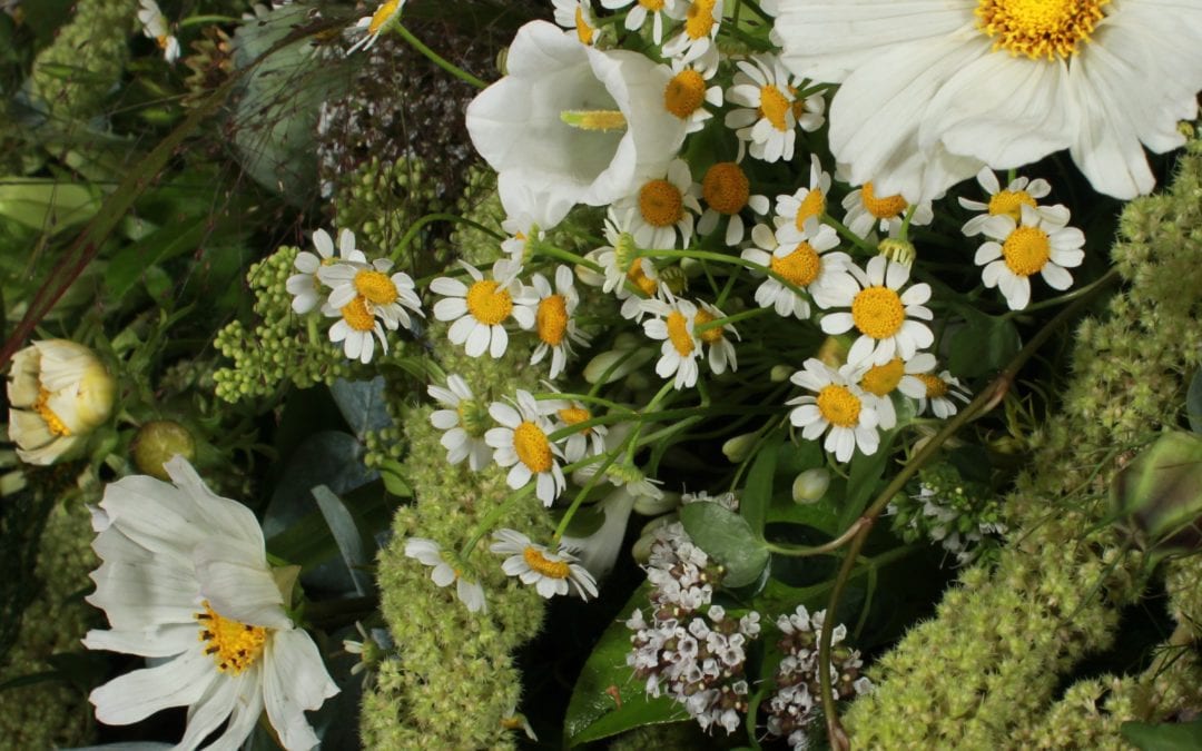 Rouwbloemstuk Witte veldbloemen