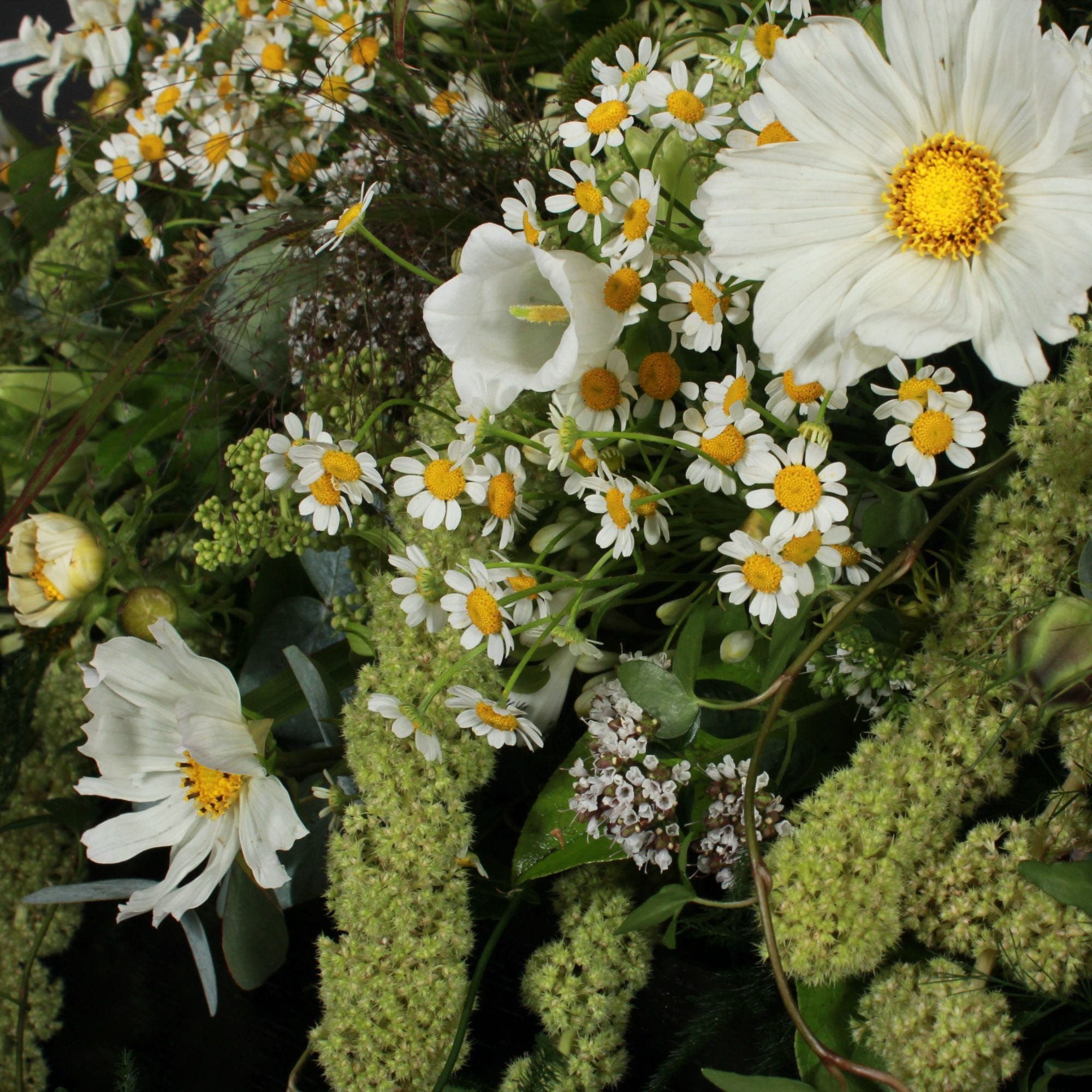 Rouwbloemstuk Witte veldbloemen