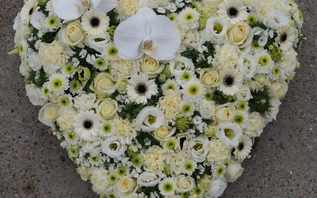 Hart uit witte bloemen