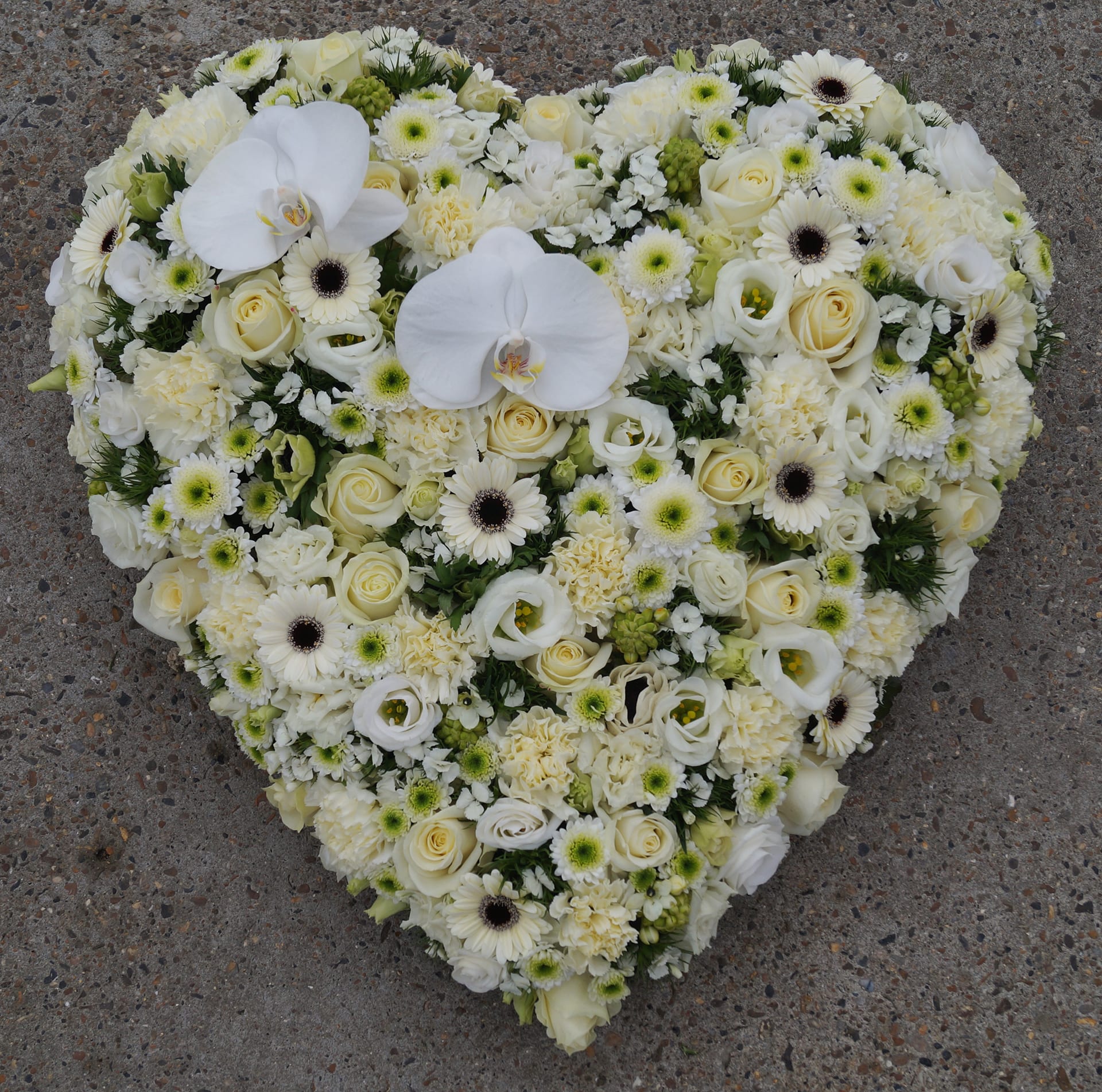 Hart uit witte bloemen